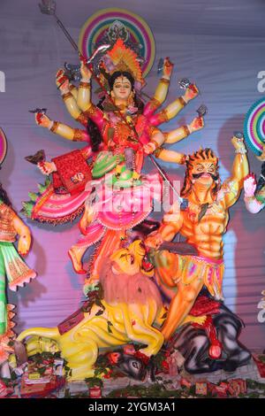 Lebendiges Idol der hinduistischen Göttin Durga während des Festivals Stockfoto