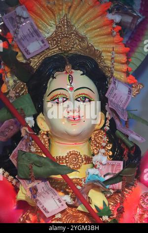 Lebendiges Idol der hinduistischen Göttin Durga während des Festivals Stockfoto