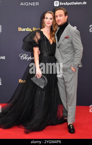 Frederick Lau mit Ehefrau Annika Lau bei der 76. Bambi-Verleihung 2024 in den Bavaria Filmstudios. München, 07.11.2024 *** Frederick Lau mit Ehefrau Annika Lau bei den Bambi Awards 76 2024 in den Bavaria Film Studios München, 07 11 2024 Foto:XS.xSpöttelx/xFuturexImagex bambi2024 9793 Stockfoto
