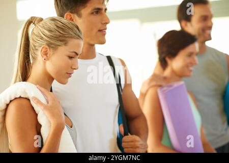 Fitnessstudio, Fitness und Paar bereit für Yoga-Kurs für Bewegung, Unterstützung und gesunde Routine im Studio. Zusammen, Achtsamkeit und Leute im Club mit Handtuch Stockfoto