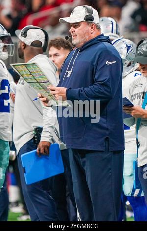 Atlanta, Georgia, USA. November 2024. Dallas Cowboys-Cheftrainer Mike McCarthy stand in der ersten Halbzeit gegen die Atlanta Falcons im Mercedes-Benz Stadium an der Seitenlinie. (Kreditbild: © Debby Wong/ZUMA Press Wire) NUR REDAKTIONELLE VERWENDUNG! Nicht für kommerzielle ZWECKE! Stockfoto