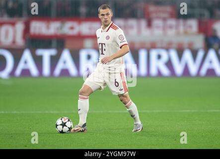 München, Deutschland. November 2024. Fußball: Champions League, Bayern München - Benfica Lissabon, Vorrunde, Spieltag 4 in der Allianz Arena. Joshua Kimmich aus München spielt den Ball. Quelle: Sven Hoppe/dpa/Alamy Live News Stockfoto