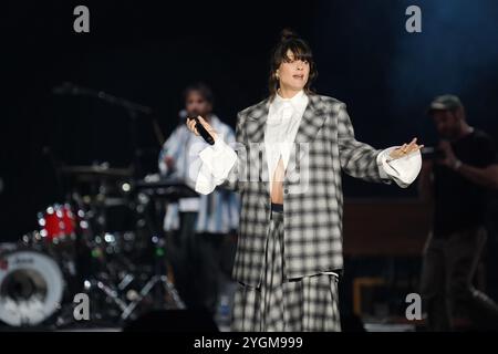 Arlington, Usa. November 2024. Die israelische Sängerin und Songwriterin Noga Erez tritt am 6. November 2024 im Rahmen der P!nk Summer Carnival Tour 2024 im Globe Life Field in Arlington, Texas, USA, auf. (Foto: Javier Vicencio/Eyepix Group) (Foto: Eyepix/NurPhoto) Credit: NurPhoto SRL/Alamy Live News Stockfoto