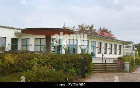 28. Oktober 2024, Sachsen-Anhalt, Dessau-Roßlau: Blick auf das Kornhaus, ein Restaurant an der Elbe in Dessau-Roßlau. Es ist eines der Bauhausgebäude in Dessau. Carl Fieger entwarf das Kornhaus 1929/30 im Auftrag der Stadt Dessau und der Schultheiss-Patzenhofer Brauerei AG. Das Bauhaus gehört zum UNESCO-Weltkulturerbe. Foto: Waltraud Grubitzsch/dpa Stockfoto