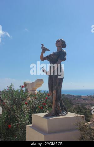 Ayia Napa, Zypern. November 2024. Wunderschöne Kunstwerke im Ayia Napa International Sculpture Park. Stockfoto