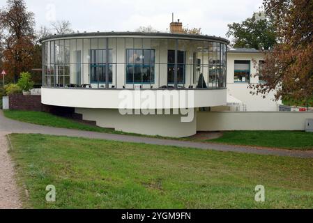 28. Oktober 2024, Sachsen-Anhalt, Dessau-Roßlau: Blick auf das Kornhaus, ein Restaurant an der Elbe in Dessau-Roßlau. Es ist eines der Bauhausgebäude in Dessau. Carl Fieger entwarf das Kornhaus 1929/30 im Auftrag der Stadt Dessau und der Schultheiss-Patzenhofer Brauerei AG. Das Bauhaus gehört zum UNESCO-Weltkulturerbe. Foto: Waltraud Grubitzsch/dpa Stockfoto