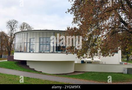 28. Oktober 2024, Sachsen-Anhalt, Dessau-Roßlau: Blick auf das Kornhaus, ein Restaurant an der Elbe in Dessau-Roßlau. Es ist eines der Bauhausgebäude in Dessau. Carl Fieger entwarf das Kornhaus 1929/30 im Auftrag der Stadt Dessau und der Schultheiss-Patzenhofer Brauerei AG. Das Bauhaus gehört zum UNESCO-Weltkulturerbe. Foto: Waltraud Grubitzsch/dpa Stockfoto