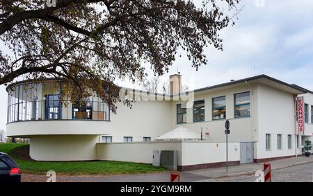 28. Oktober 2024, Sachsen-Anhalt, Dessau-Roßlau: Blick auf das Kornhaus, ein Restaurant an der Elbe in Dessau-Roßlau. Es ist eines der Bauhausgebäude in Dessau. Carl Fieger entwarf das Kornhaus 1929/30 im Auftrag der Stadt Dessau und der Schultheiss-Patzenhofer Brauerei AG. Das Bauhaus gehört zum UNESCO-Weltkulturerbe. Foto: Waltraud Grubitzsch/dpa Stockfoto