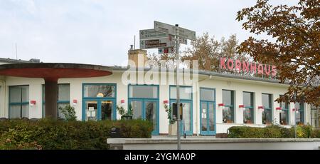 28. Oktober 2024, Sachsen-Anhalt, Dessau-Roßlau: Blick auf das Kornhaus, ein Restaurant an der Elbe in Dessau-Roßlau. Es ist eines der Bauhausgebäude in Dessau. Carl Fieger entwarf das Kornhaus 1929/30 im Auftrag der Stadt Dessau und der Schultheiss-Patzenhofer Brauerei AG. Das Bauhaus gehört zum UNESCO-Weltkulturerbe. Foto: Waltraud Grubitzsch/dpa Stockfoto