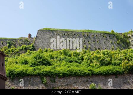 Die Festung im Herzen von Klodzko, Polen, steht majestätisch und zeigt ihre historische Bedeutung und bietet einen atemberaubenden Blick auf die Umgebung Stockfoto