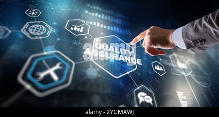 QA Geschäftsmann drücken Qualitätssicherung Taste auf virtuellen Bildschirmen. Stockfoto