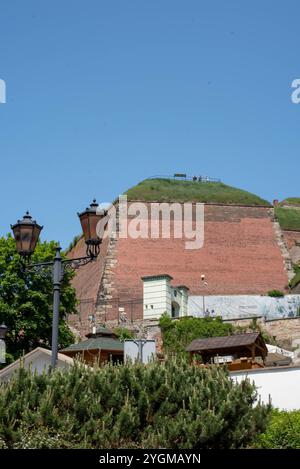 Die Festung im Herzen von Klodzko, Polen, steht majestätisch und zeigt ihre historische Bedeutung und bietet einen atemberaubenden Blick auf die Umgebung Stockfoto