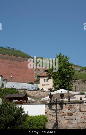 Die Festung im Herzen von Klodzko, Polen, steht majestätisch und zeigt ihre historische Bedeutung und bietet einen atemberaubenden Blick auf die Umgebung Stockfoto