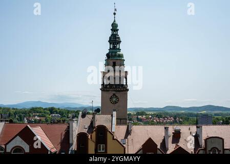 Der Rathausturm in Klodzko, Polen, erhebt sich von der Festung aus gesehen über der Stadt mit seinem komplizierten Design und bietet einen Einblick in die lokale Geschichte Stockfoto