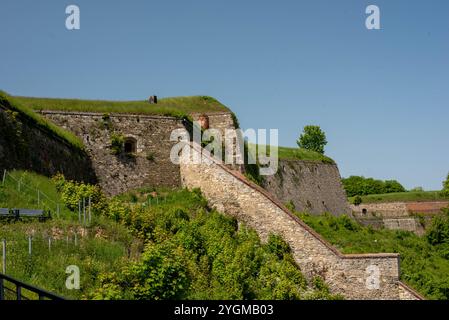 Die Festung im Herzen von Klodzko, Polen, steht majestätisch und zeigt ihre historische Bedeutung und bietet einen atemberaubenden Blick auf die Umgebung Stockfoto