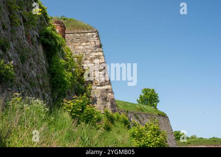 Die Festung im Herzen von Klodzko, Polen, steht majestätisch und zeigt ihre historische Bedeutung und bietet einen atemberaubenden Blick auf die Umgebung Stockfoto