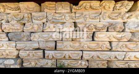 Die Ruinen der antiken Stadt Aphrodisias (Afrodisias) in der Türkei. Die Stadt wurde nach Aphrodite, der griechischen Göttin der Liebe, benannt. Antike Masken-Relief Stockfoto