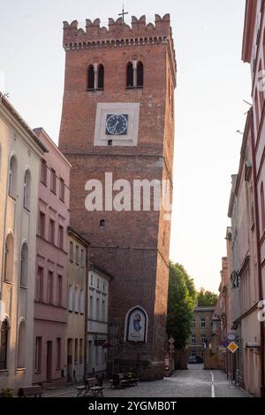 Der Schiefe Turm in Zabkowice Slaskie, ein mittelalterliches Gebäude in Polen mit einer ausgeprägten Neigung, die reiche Geschichte und architektonische Neugier repräsentiert. Stockfoto