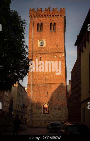 Der Schiefe Turm in Zabkowice Slaskie, ein mittelalterliches Gebäude in Polen mit einer ausgeprägten Neigung, die reiche Geschichte und architektonische Neugier repräsentiert. Stockfoto