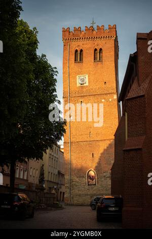 Der Schiefe Turm in Zabkowice Slaskie, ein mittelalterliches Gebäude in Polen mit einer ausgeprägten Neigung, die reiche Geschichte und architektonische Neugier repräsentiert. Stockfoto