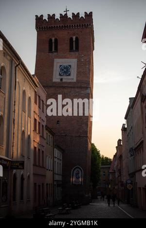 Der Schiefe Turm in Zabkowice Slaskie, ein mittelalterliches Gebäude in Polen mit einer ausgeprägten Neigung, die reiche Geschichte und architektonische Neugier repräsentiert. Stockfoto