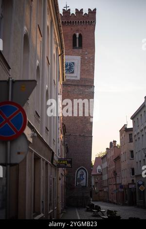 Der Schiefe Turm in Zabkowice Slaskie, ein mittelalterliches Gebäude in Polen mit einer ausgeprägten Neigung, die reiche Geschichte und architektonische Neugier repräsentiert. Stockfoto