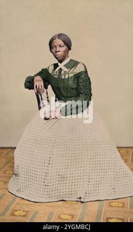 Eine Carte-de-Visite von Harriet Tubman (ca. 46-47) in den Jahren 1868-69. Sie sitzt, nach links gedreht. Eine Hand liegt auf der Rückseite eines Holzstuhls, eine andere auf ihrem Schoß. Erstellt von Benjamin Powelson, 77 Genesee St., Auburn, New York. Harriet Tubman saß in einem Innenraum. Sie ist leicht nach rechts gedreht und blickt von der Kamera ab. Ihre rechte Hand liegt auf der Rückseite eines Holzstuhls und ihre linke Hand auf ihrem Schoß. Ein kühn gemusterter Teppich bedeckt den Boden und die Wand oder fällt hinter ihr in einer leeren hellen Farbe. Tubman trägt ein schwarzes Mieder (ich habe mir die Freiheit genommen, Col hinzuzufügen Stockfoto