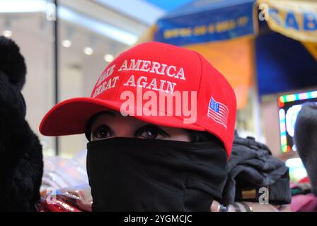 New York City, New York, USA - 7. November 2024: Politische Kleidung wird während der Präsidentschaftswahlen 2024 am Times Square verkauft. Stockfoto