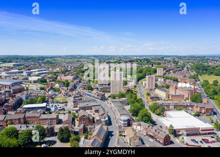 Luftaufnahme des Stadtzentrums von Armley in Leeds West Yorkshire an einem hellen sonnigen Sommertag, der Wohnblöcke und Hauptstraßen zeigt, die in die Stadt gehen Stockfoto