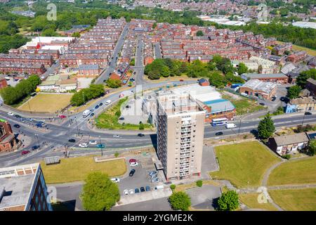 Luftaufnahme des Stadtzentrums von Armley in Leeds West Yorkshire an einem hellen sonnigen Sommertag, der Wohnblöcke und Hauptstraßen zeigt, die in die Stadt gehen Stockfoto