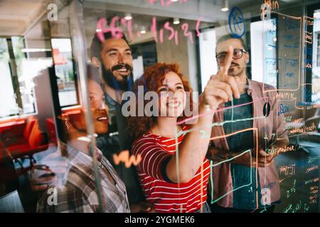 Glückliche Softwareentwickler arbeiten an Meeting, Programmierung von fortschrittlichem Code künstlicher Intelligenz. Stockfoto