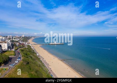 Luftdrohnenfoto des Bournemouth Beach, Observation Wheel und Pier an einem schönen sonnigen Sommertag mit vielen Menschen entspannen und sonnen o Stockfoto