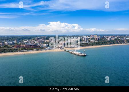 Luftdrohnenfoto des Bournemouth Beach, Observation Wheel und Pier an einem schönen sonnigen Sommertag mit vielen Menschen entspannen und sonnen o Stockfoto