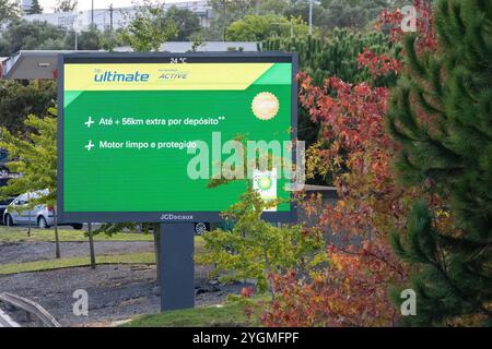 Eine große grüne, digitale Werbetafel, die bp ultimativen Aktivkraftstoff fördert, zeigt Vorteile wie zusätzliche Kilometerleistung und Motorschutz Stockfoto