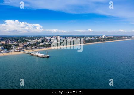 Luftdrohnenfoto des Bournemouth Beach, Observation Wheel und Pier an einem schönen sonnigen Sommertag mit vielen Menschen entspannen und sonnen o Stockfoto