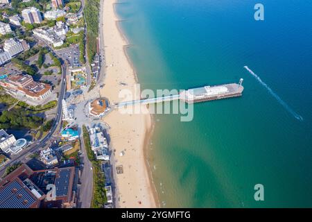 Luftdrohnenfoto des Bournemouth Beach, Observation Wheel und Pier an einem schönen sonnigen Sommertag mit vielen Menschen entspannen und sonnen o Stockfoto