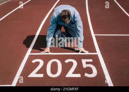 Frohes neues Jahr 2025. Konzept, ein Unternehmen oder eine Karriere im neuen Jahr zu beginnen. Geschäftsmann, der sich auf das Laufen vorbereitet. Eröffnung eines Unternehmens im Jahr 2025. Transiti Stockfoto