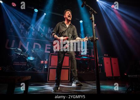 Frank Turner trat am 7. November 2024 live auf Stockfoto