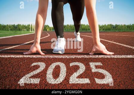 Frohes neues Jahr 2025. Konzept, ein Unternehmen oder eine Karriere im neuen Jahr zu beginnen. Frau, die sich auf das Laufen vorbereitet. Eröffnung eines Unternehmens im Jahr 2023. Übergang zu Stockfoto