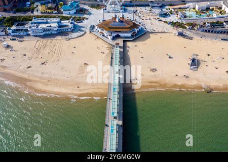 Luftdrohnenfoto des Bournemouth Beach, Observation Wheel und Pier an einem schönen sonnigen Sommertag mit vielen Menschen entspannen und sonnen o Stockfoto