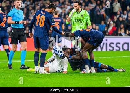 9 (FCK) - Deutsch Onugkha laver et saksespark og rammer 3 (IBA) - Jerome Opoku i hoved / ansigtet. Europa Conference League: FC København gegen İstanbu Stockfoto