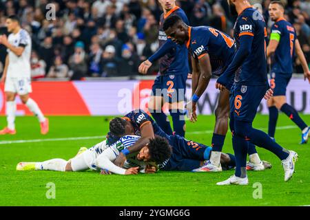 9 (FCK) - Deutsch Onugkha laver et saksespark og rammer 3 (IBA) - Jerome Opoku i hoved / ansigtet. Europa Conference League: FC København gegen İstanbu Stockfoto