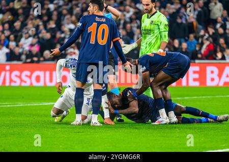 9 (FCK) - Deutsch Onugkha laver et saksespark og rammer 3 (IBA) - Jerome Opoku i hoved / ansigtet. Europa Conference League: FC København gegen İstanbu Stockfoto