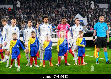 17 (FCK) - Victor Froholdt, 2 (FCK) - Kevin Diks, 9 (FCK) - Deutsch Onugkha, 1 (FCK) - Nathan Trott (Keeper), 12 (FCK) - Lukas Lerager. Europa Confer Stockfoto