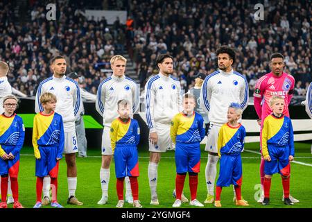 5 (FCK) - Gabriel Pereira, 17 (FCK) - Victor Froholdt, 2 (FCK) - Kevin Diks, 9 (FCK) - Deutscher Onugkha, 1 (FCK) - Nathan Trott (Keeper). Europa Confe Stockfoto