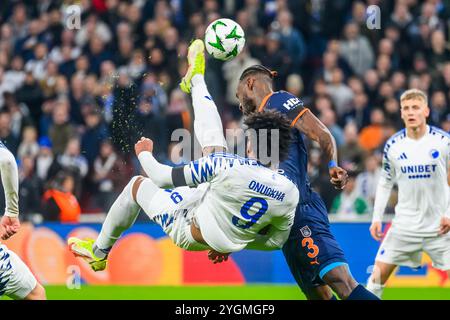 9 (FCK) - Deutsch Onugkha laver et saksespark og rammer 3 (IBA) - Jerome Opoku i hoved / ansigtet. Europa Conference League: FC København gegen İstanbu Stockfoto