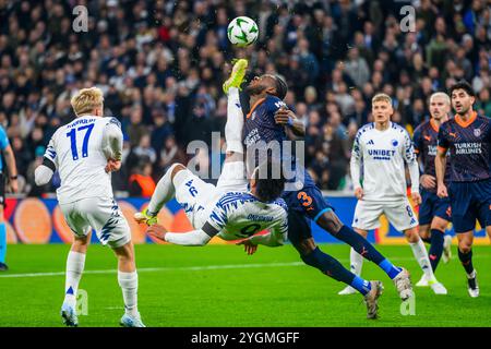 9 (FCK) - Deutsch Onugkha laver et saksespark og rammer 3 (IBA) - Jerome Opoku i hoved / ansigtet. Europa Conference League: FC København gegen İstanbu Stockfoto