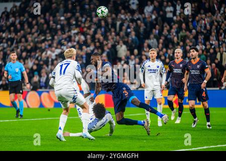 9 (FCK) - Deutsch Onugkha laver et saksespark og rammer 3 (IBA) - Jerome Opoku i hoved / ansigtet. Europa Conference League: FC København gegen İstanbu Stockfoto