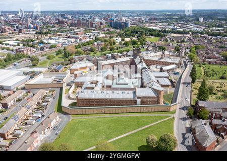 Luftdrohnenfoto der Stadt Armley in Leeds West Yorkshire in Großbritannien, zeigt das berühmte HM Prison Leeds oder das Armley Prison, das den Gefängniskwaal zeigt Stockfoto