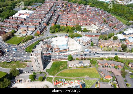 Luftaufnahme des Stadtzentrums von Armley in Leeds West Yorkshire an einem hellen sonnigen Sommertag, der Wohnblöcke und Hauptstraßen zeigt, die in die Stadt gehen Stockfoto